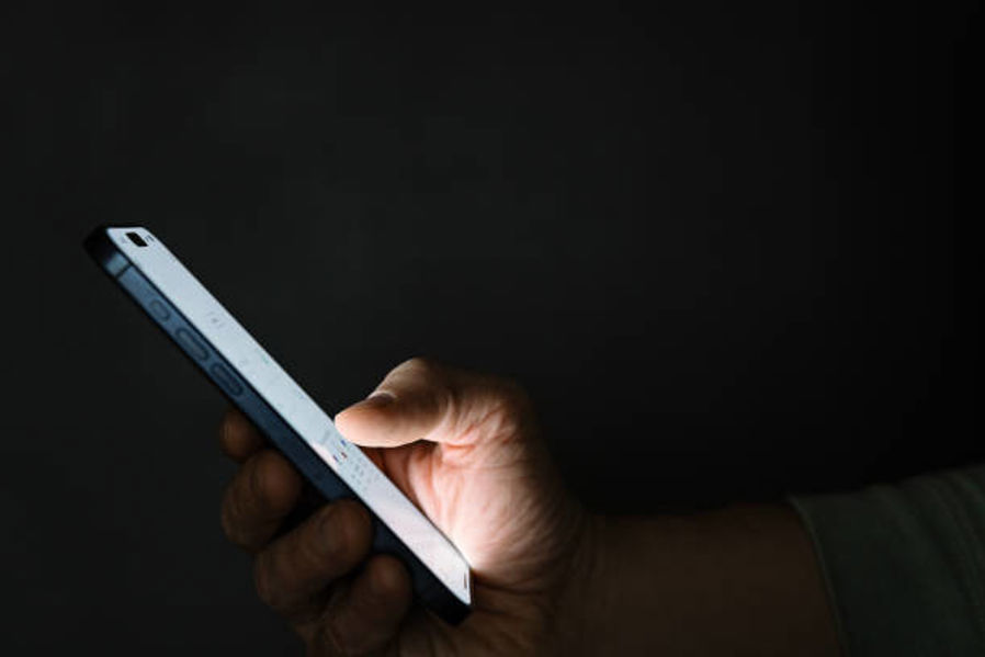 en person som holder en mobiltelefon